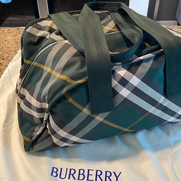 NWT BURBERRY GREEN DUFFLE BAG - Picture 2 of 7